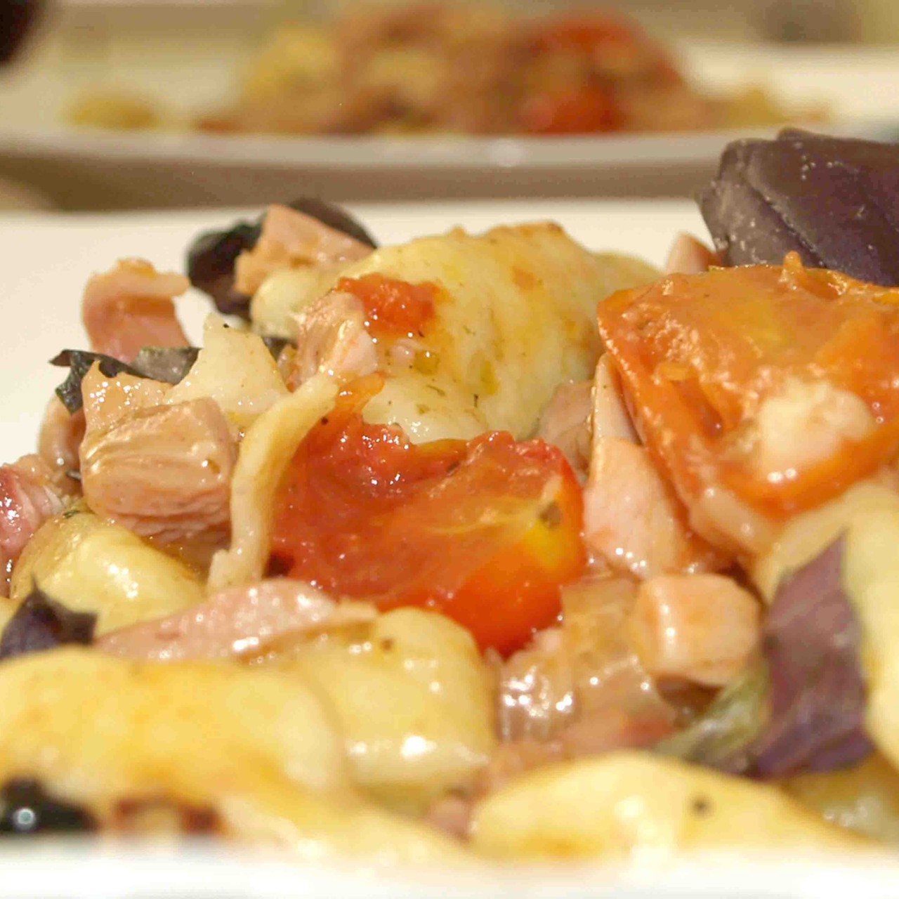 Картофельные ньокки (клецки) с помидорами черри и копченой курицей