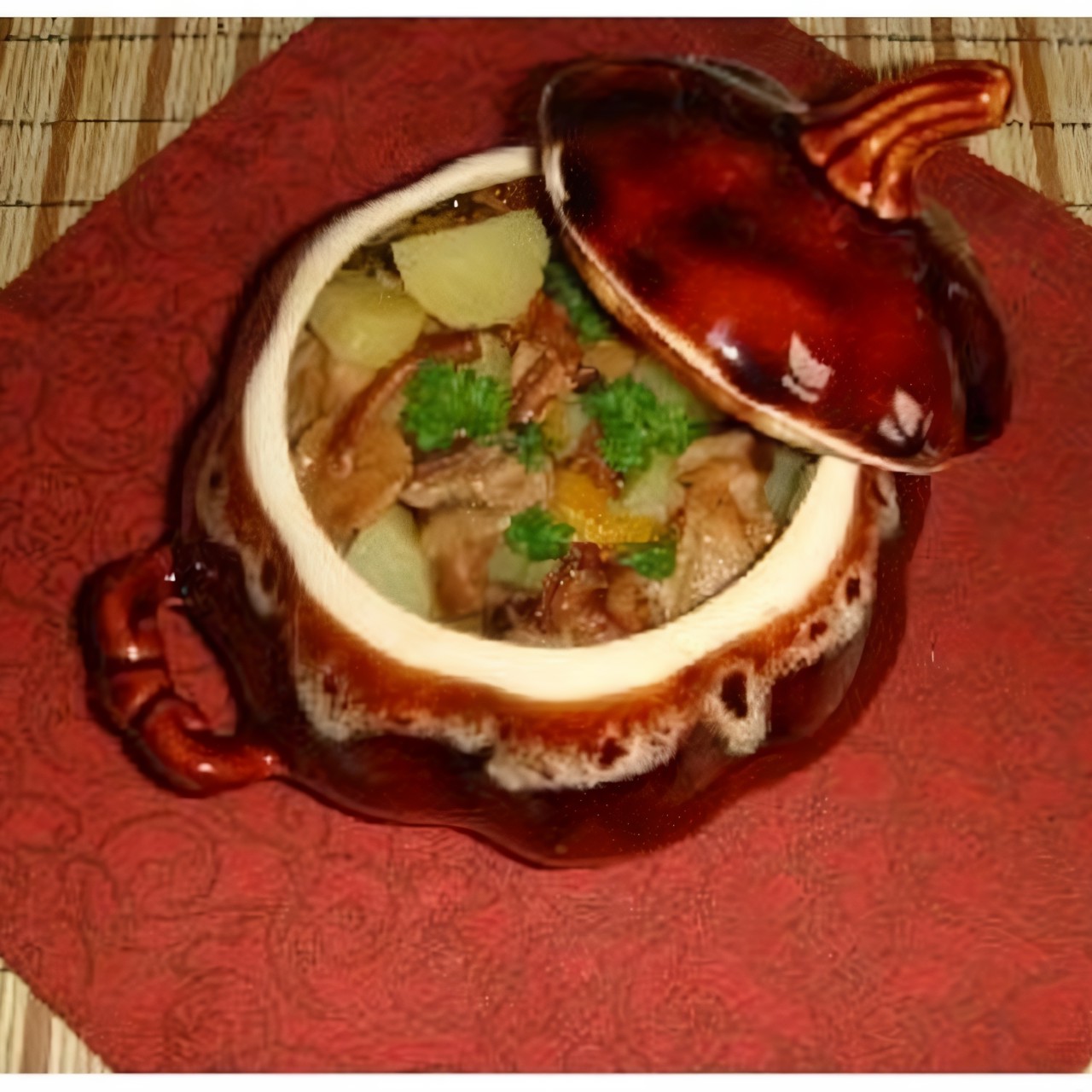 Картошка с грибами в горшочке