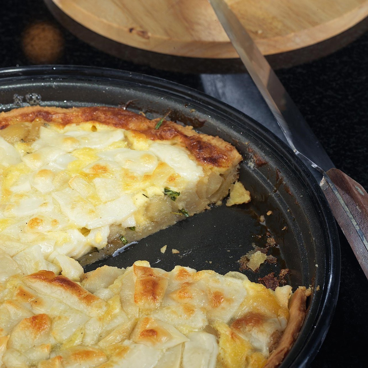 Киш с карамелизованным чесноком и травами