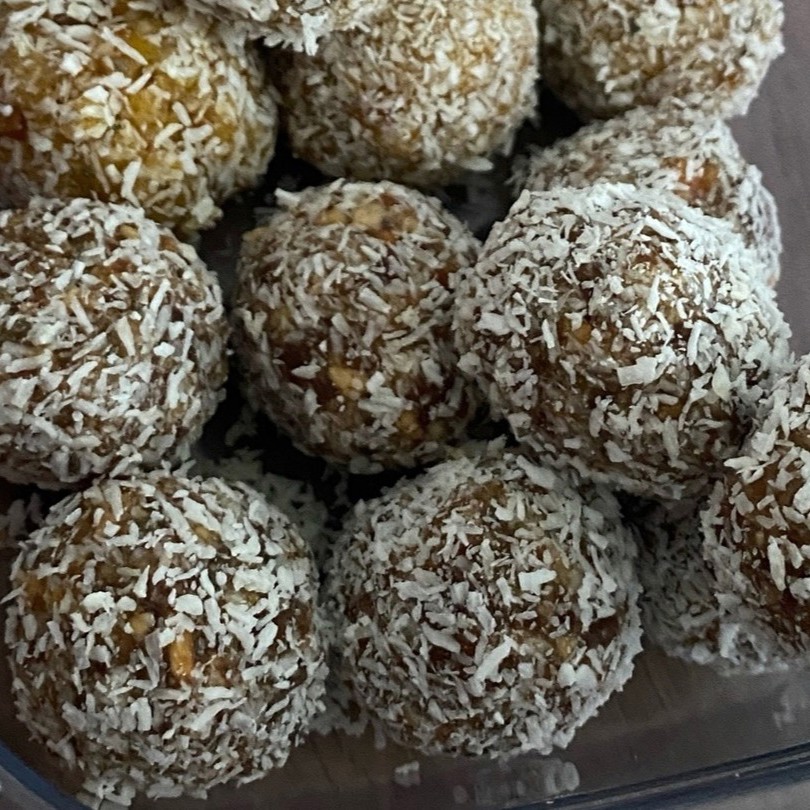 Кокосовые шарики с миндалем и финиками