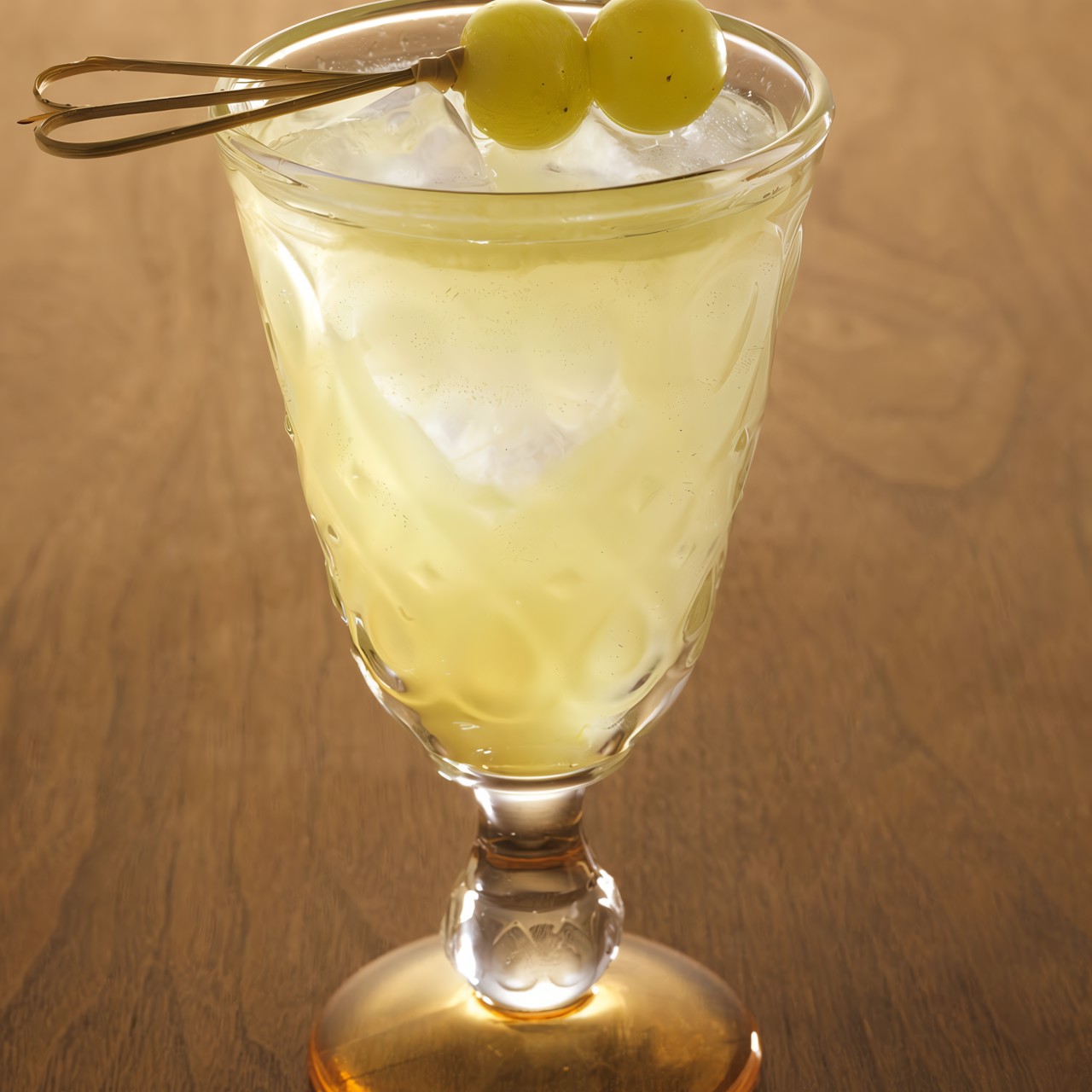 Коктейль «Виноградный физ» (Grape Fizz)