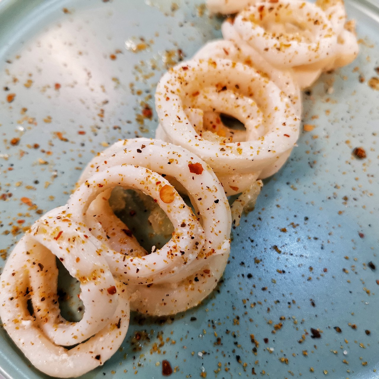 Кольца кальмара в сметанно-луковом соусе