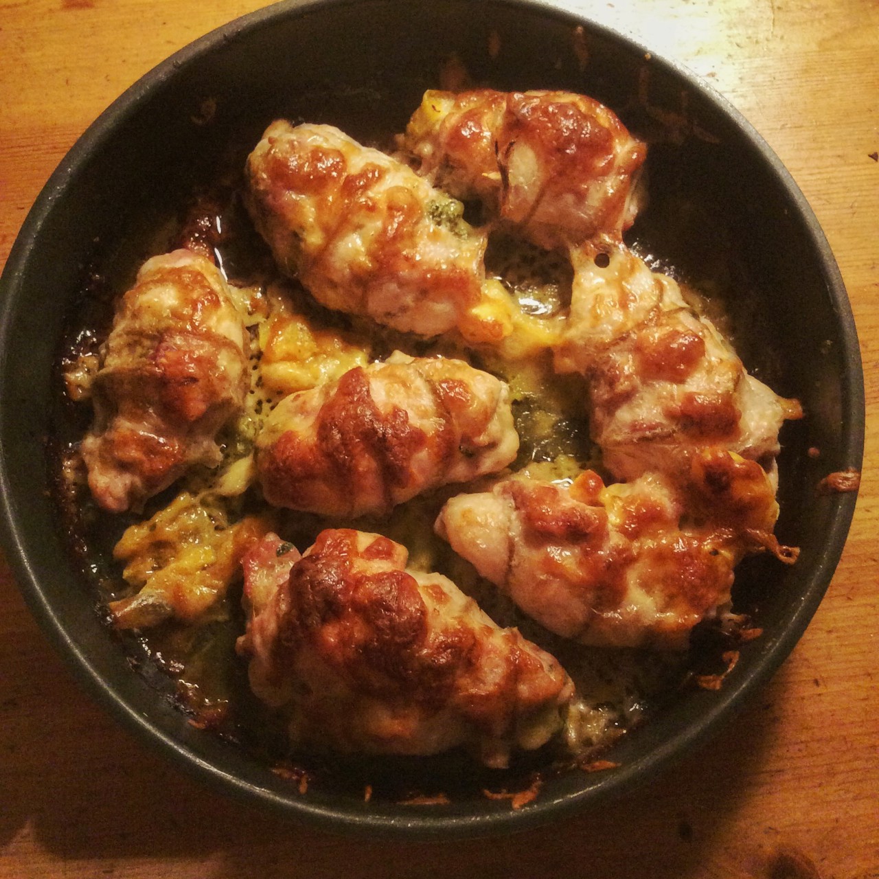 Котлеты из куриных бедер со шпинатом, сыром и чесноком