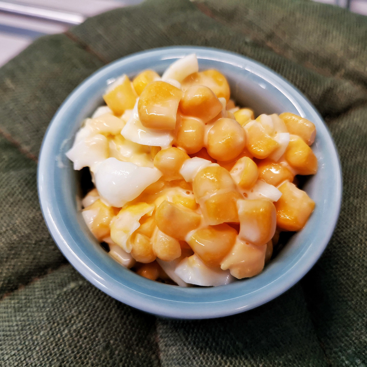 Кукурузный салат с перепелиными яйцами