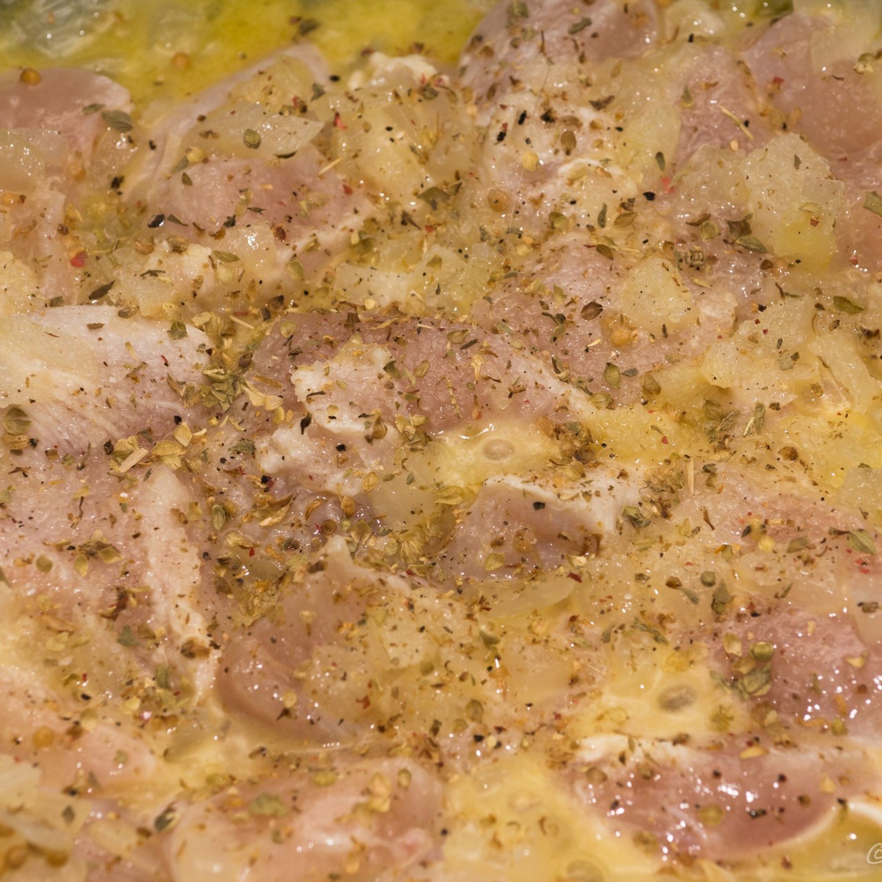 Курица с луком и горчичными зернами, тушеная в белом вине
