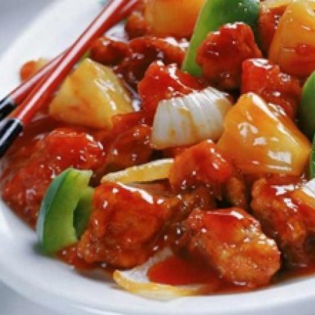 Курица с овощами, рисом, зеленью в кисло-сладком соусе