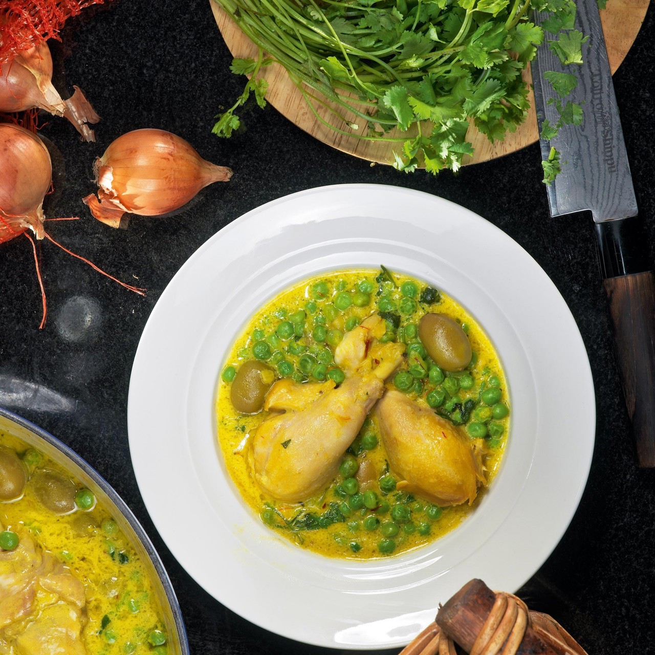 Курица с шафраном, оливками и горошком