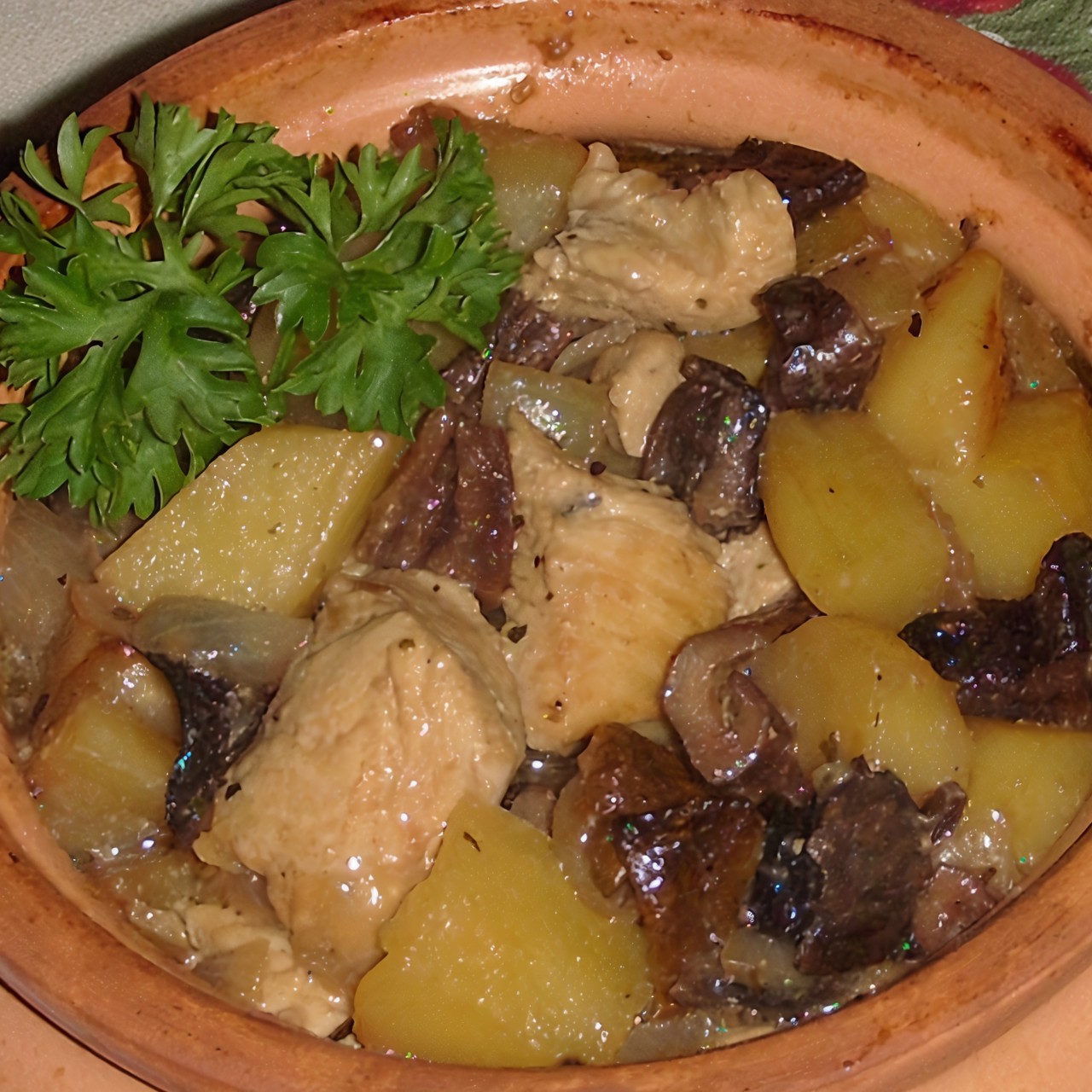 Курица с сушеными грибами и картошкой в горшочке