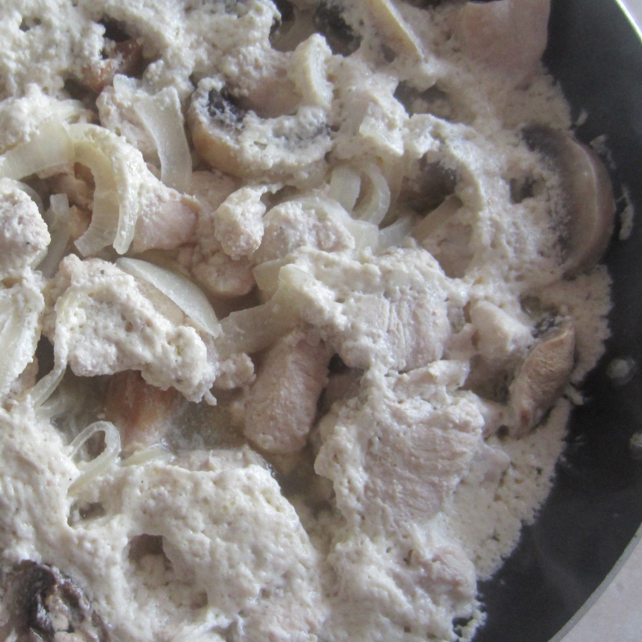 Курица со сметаной и грибами