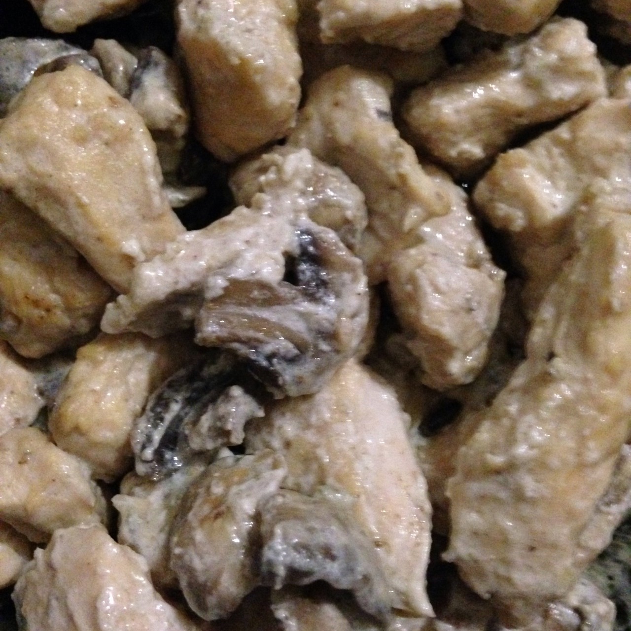 Куриная грудка с шампиньонами в сметанном соусе