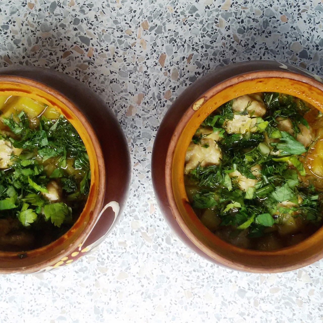 Куриные фрикадельки с овощами в горшочке