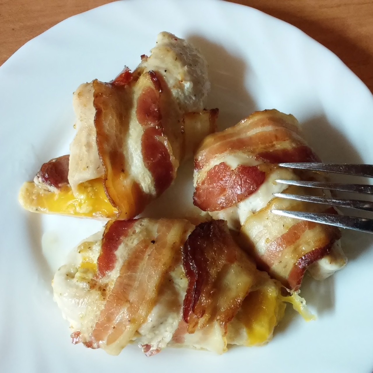 Куриные рулетики в беконе с сыром