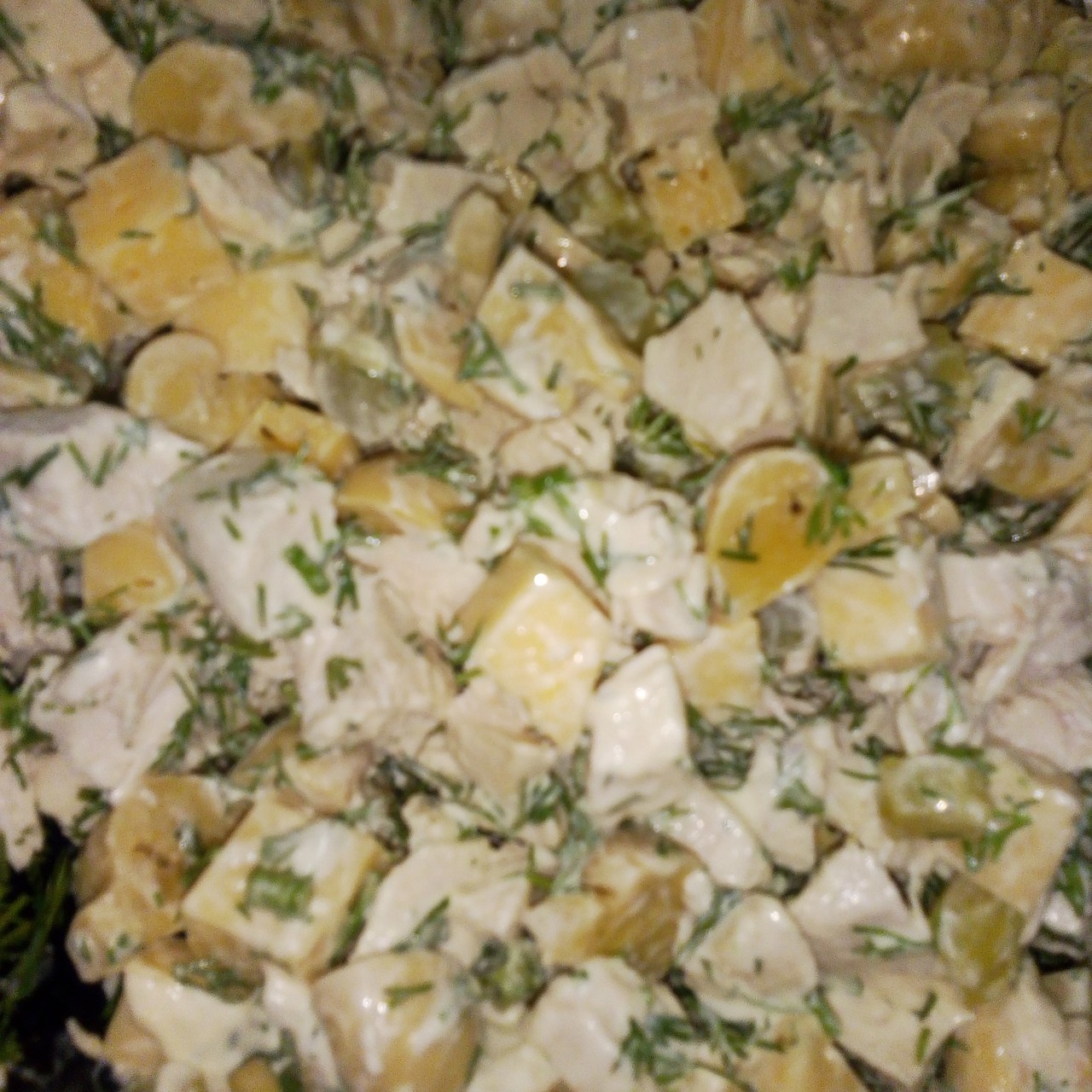 Куриный салат с маринованными грибами и сыром