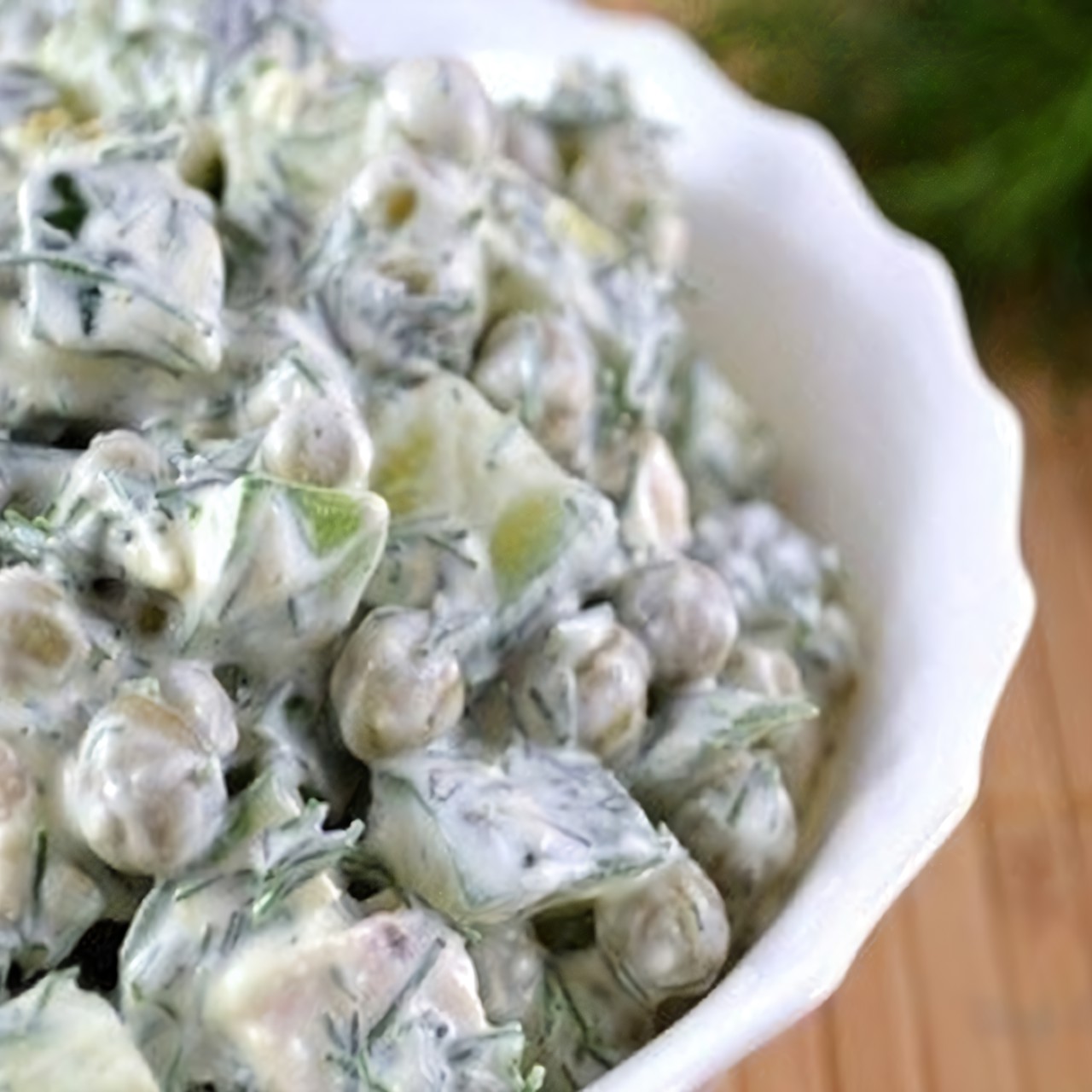 Куриный салат с огурцами и горошком