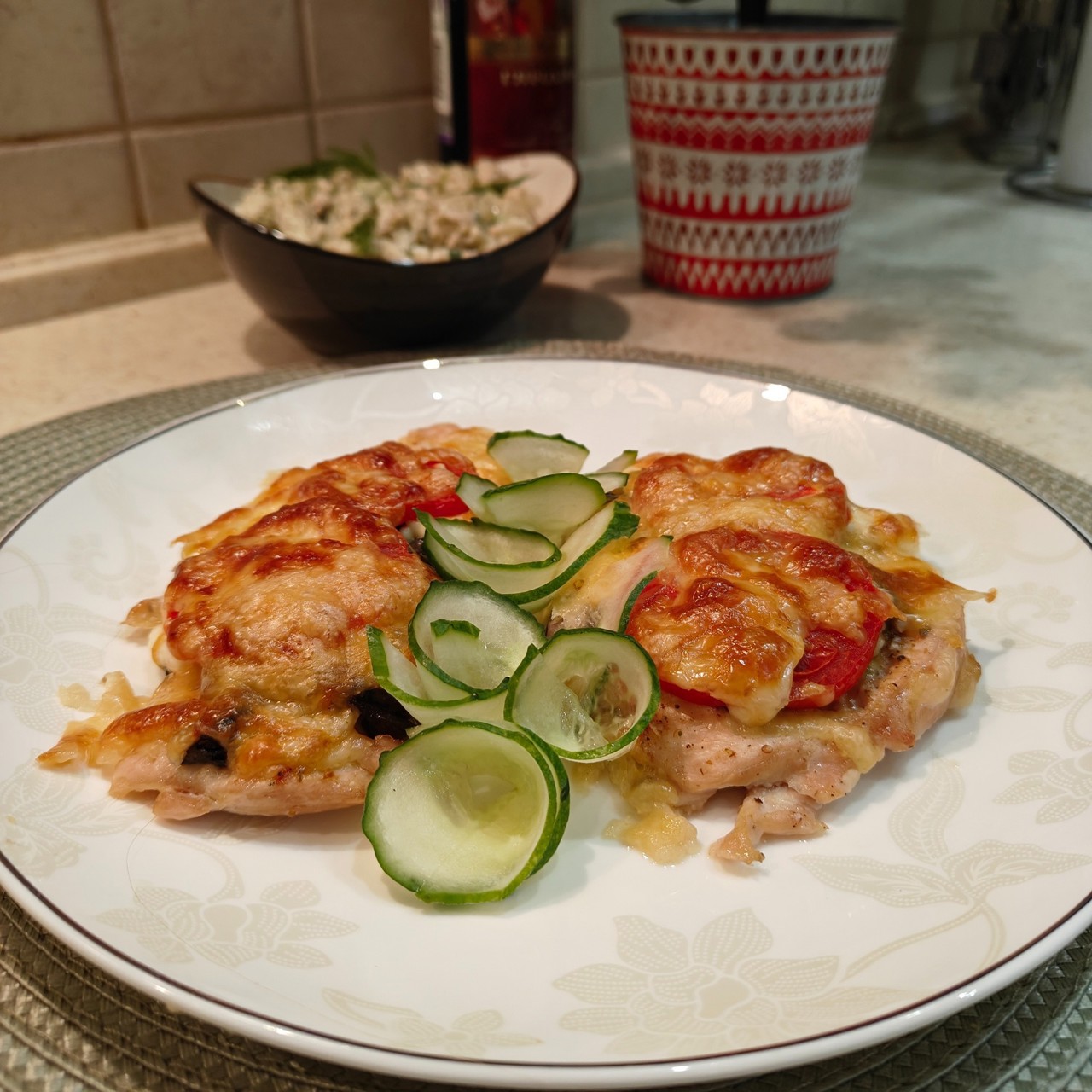 Куриное филе с шампиньонами, помидорами и сыром