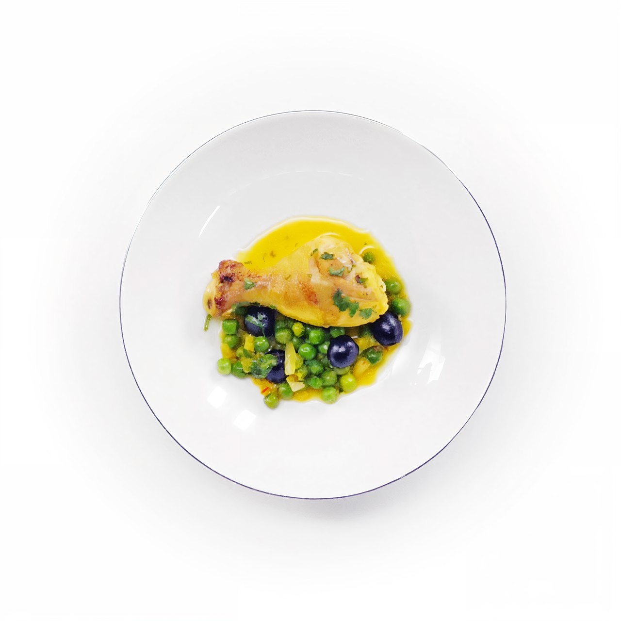 Куриные голени с шафраном, оливками и горошком