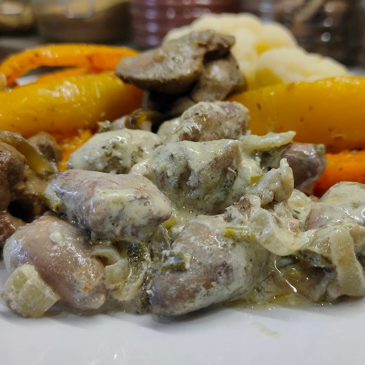 Куриные сердечки, тушенные с овощами в сметанном соусе