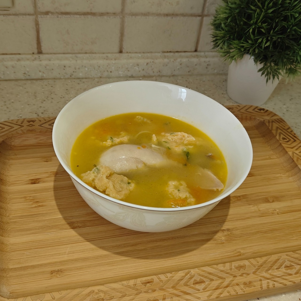 Куриный суп с сырными клецками