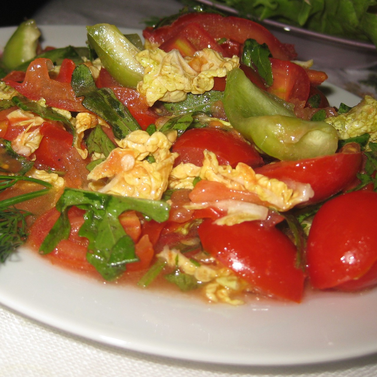 Легкий овощной салат с рукколой и пекинской капустой