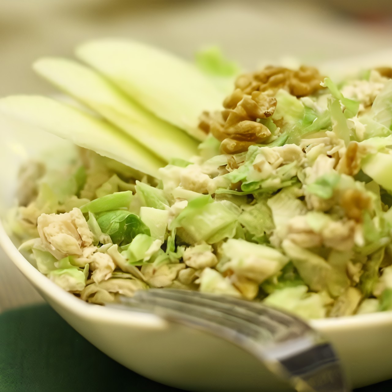 Легкий салат с куриной грудкой и сельдереем