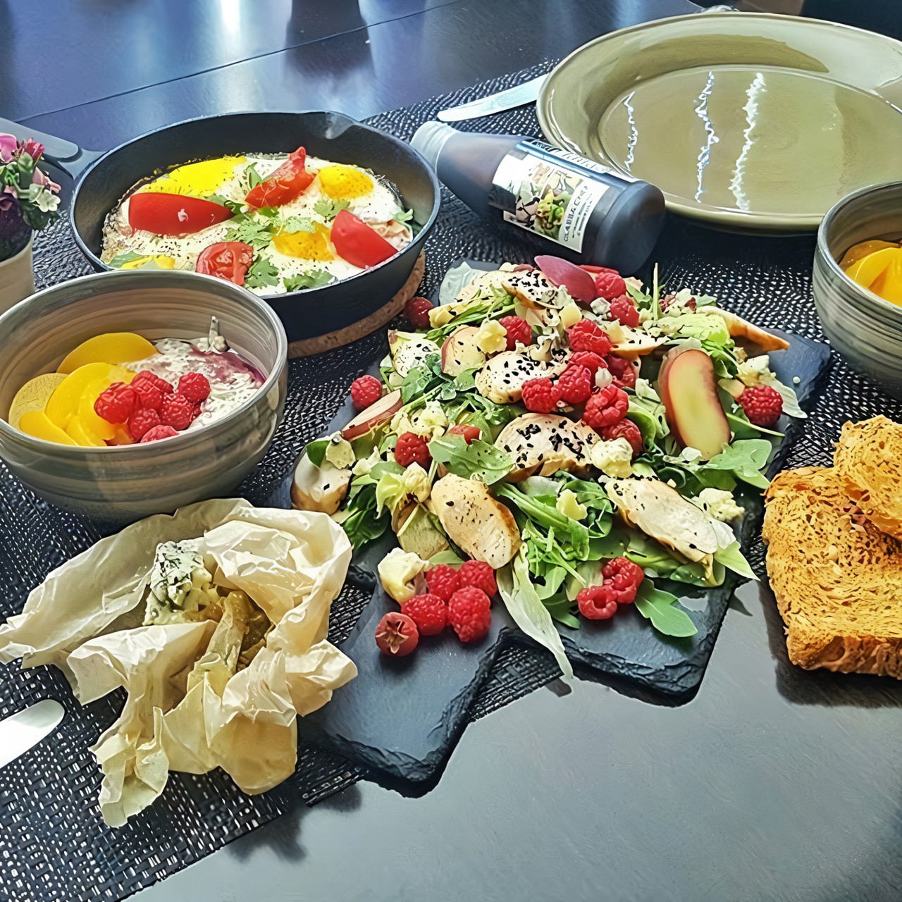 Летний салат с персиком куриным филе-гриль и малиной