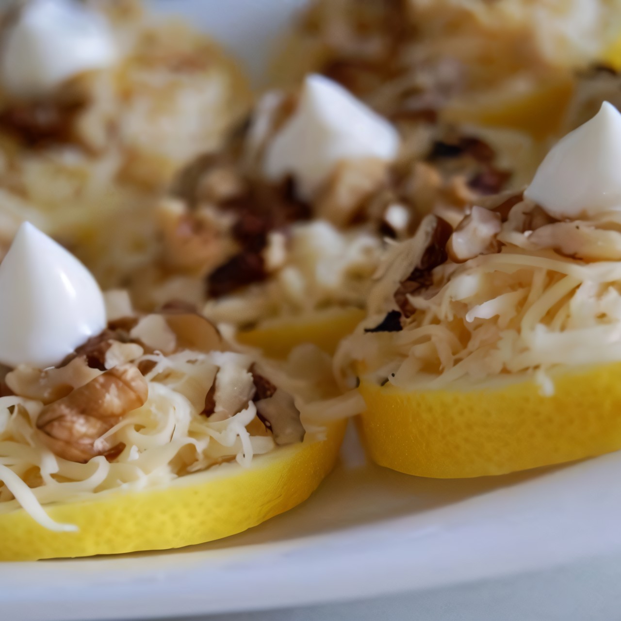Лимонная закуска с майонезом и сыром