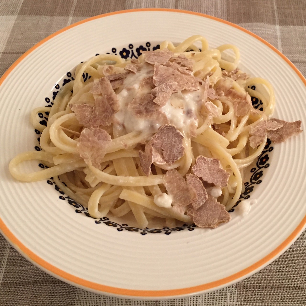 Лингвини с сырным соусом и трюфелем