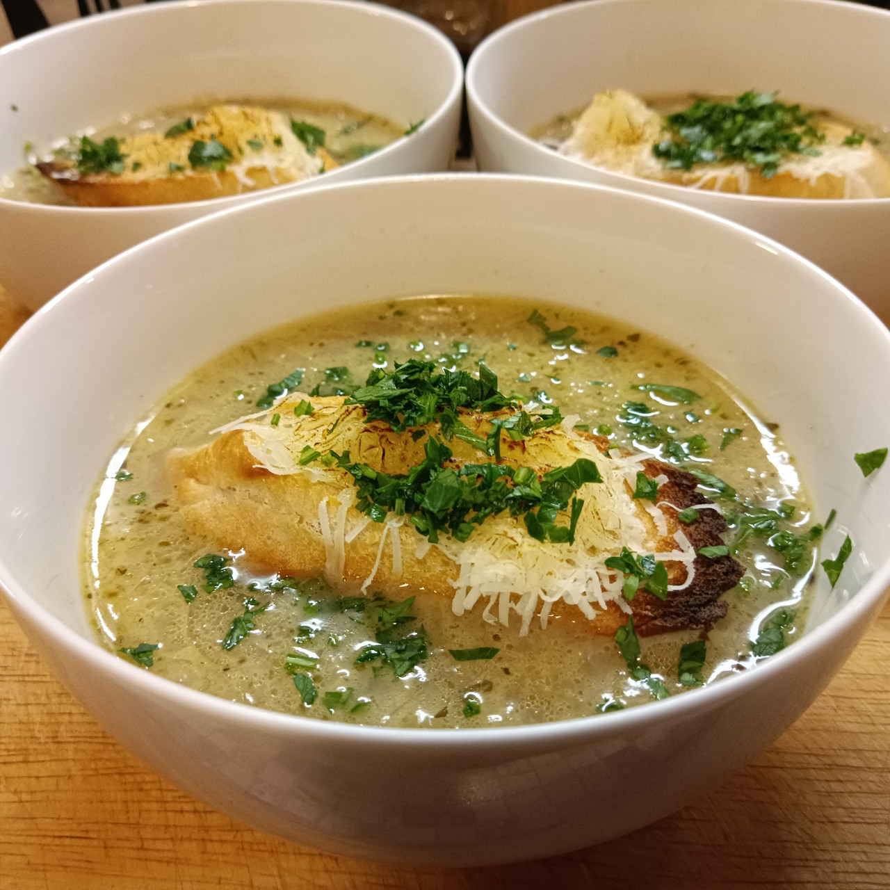 Луковый суп с гренками и сыром