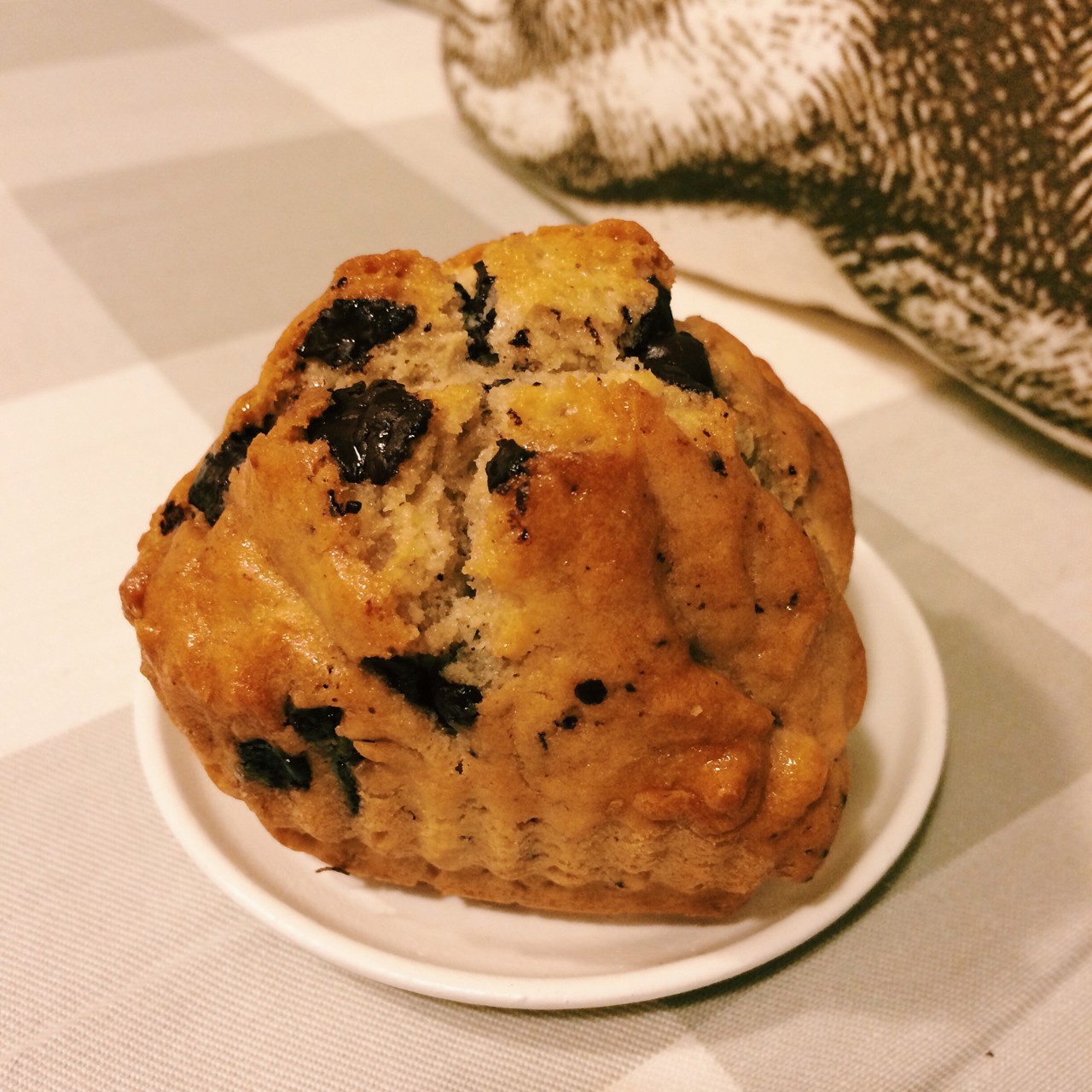 Маффины с кусочками шоколада в медовом сиропе