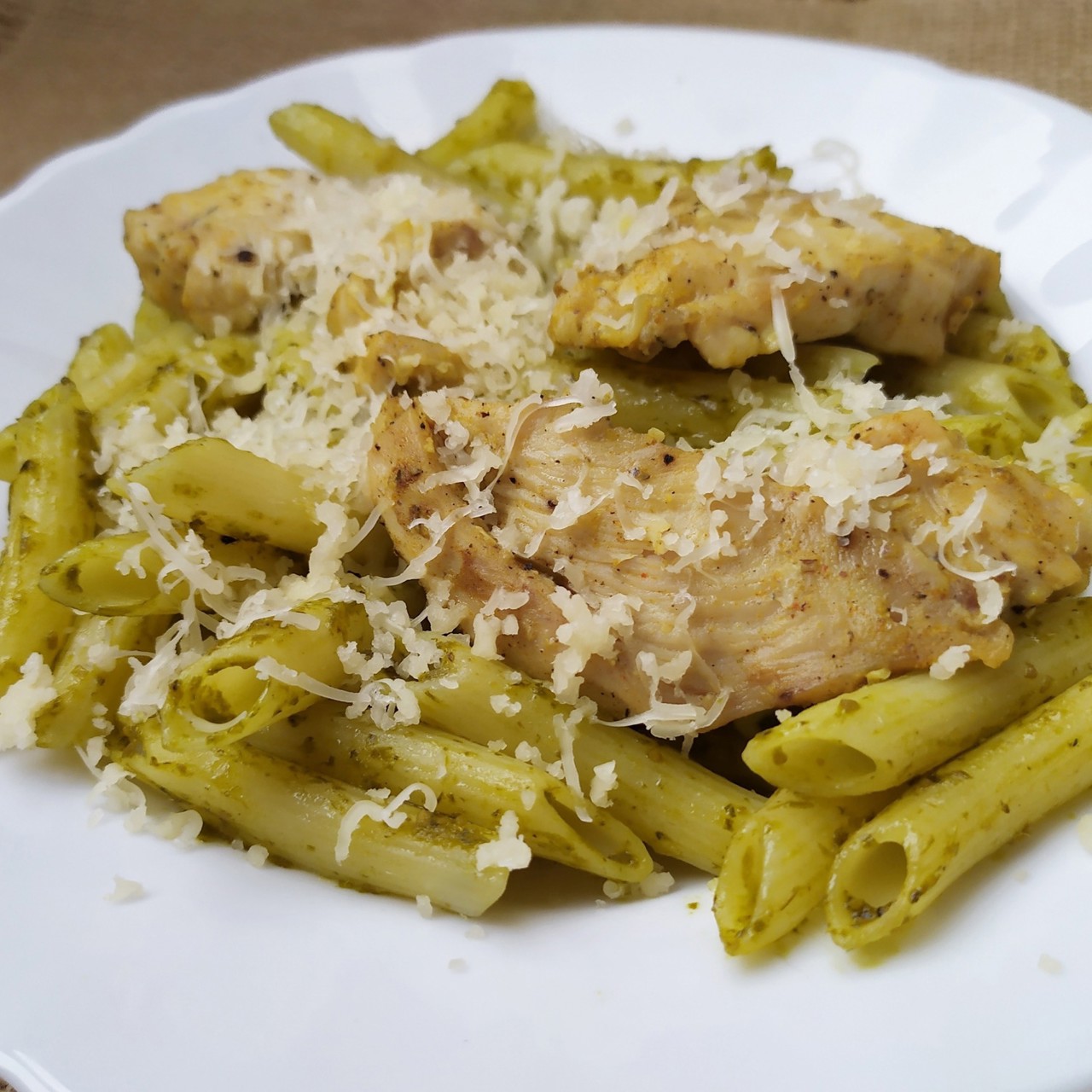 Макароны с соусом песто и куриной грудкой