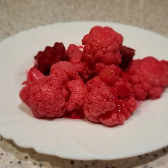 Маринованная цветная капуста со свеклой