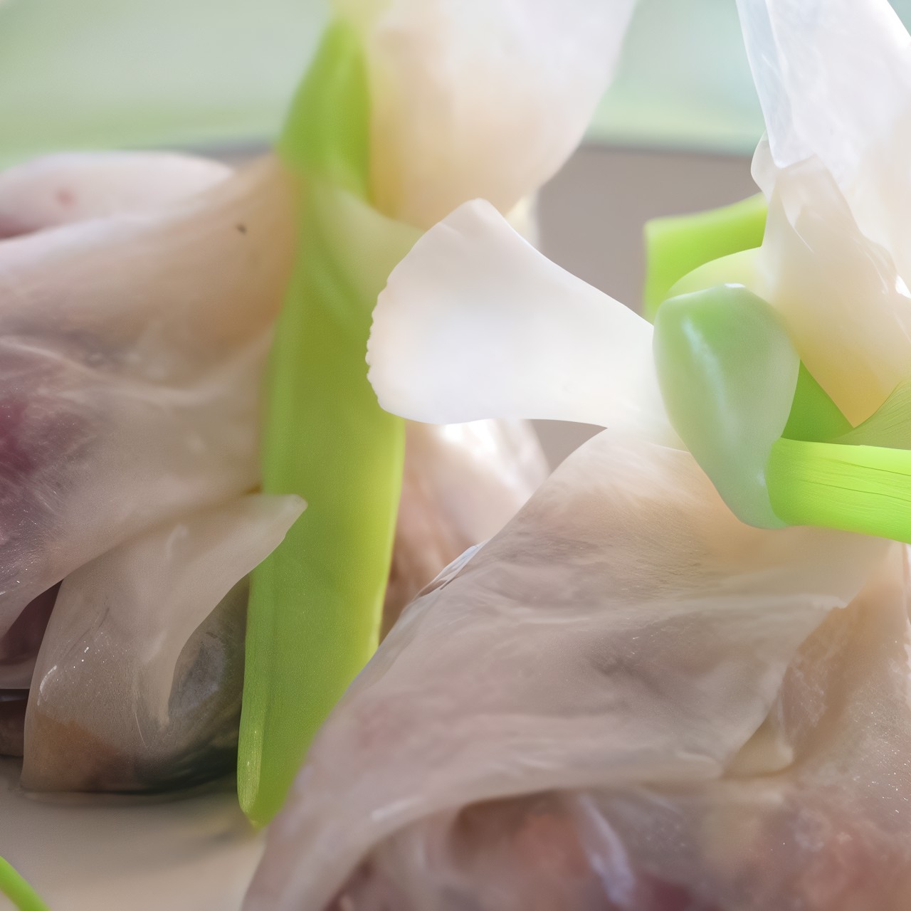Мешочки с курицей в сладком соусе с орехами