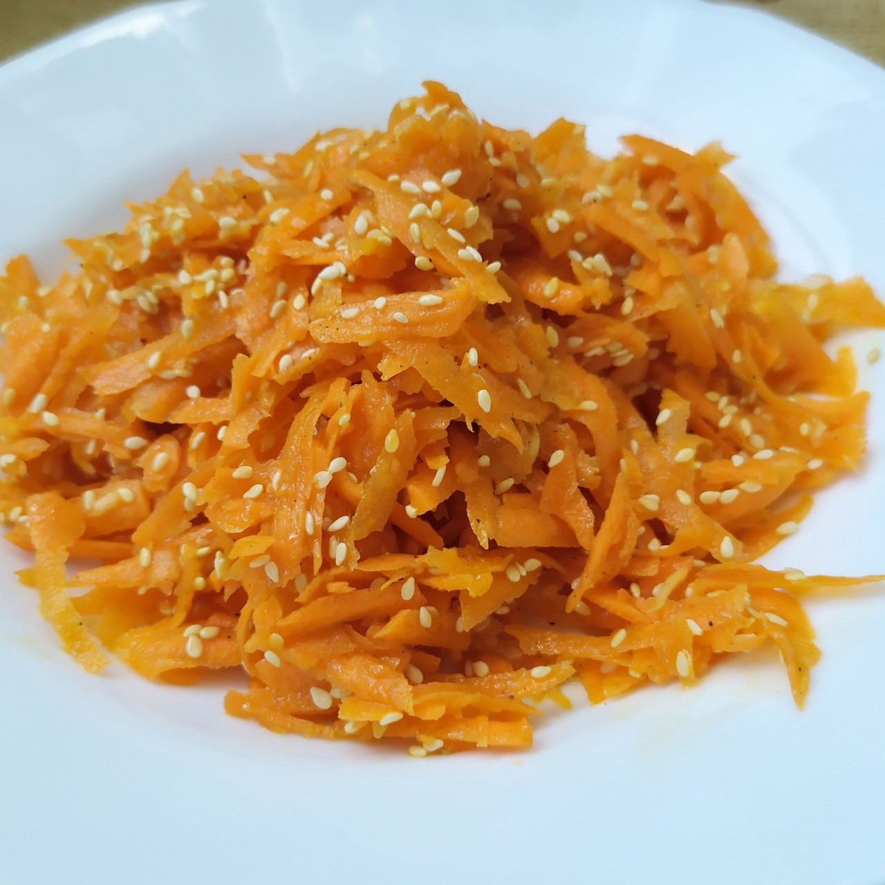 Морковный салат с кунжутом
