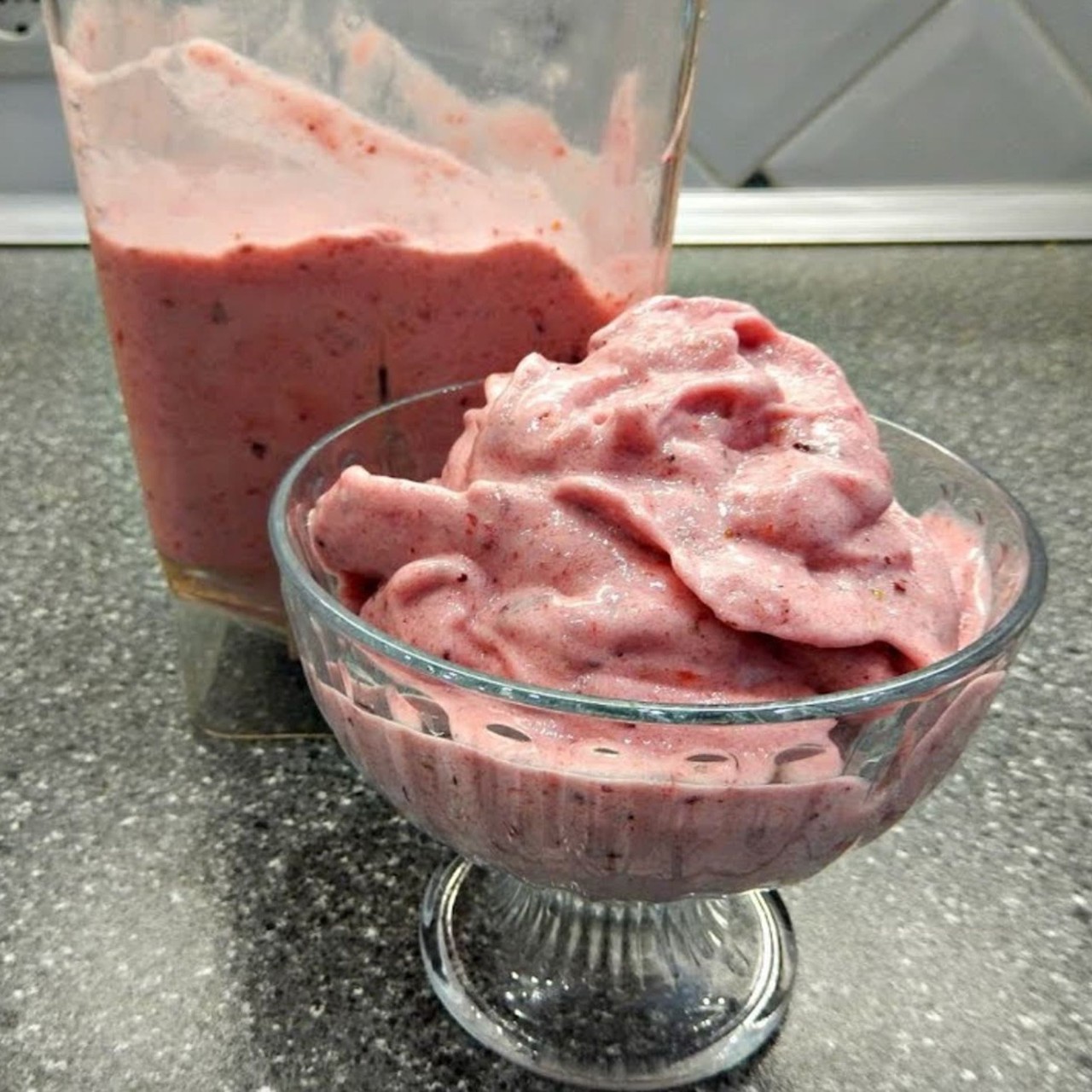 Мороженое из ягод с ликером