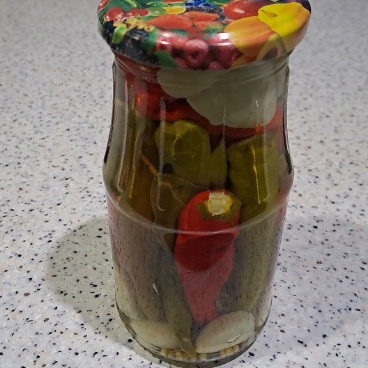 Маринованный острый перец с чесноком