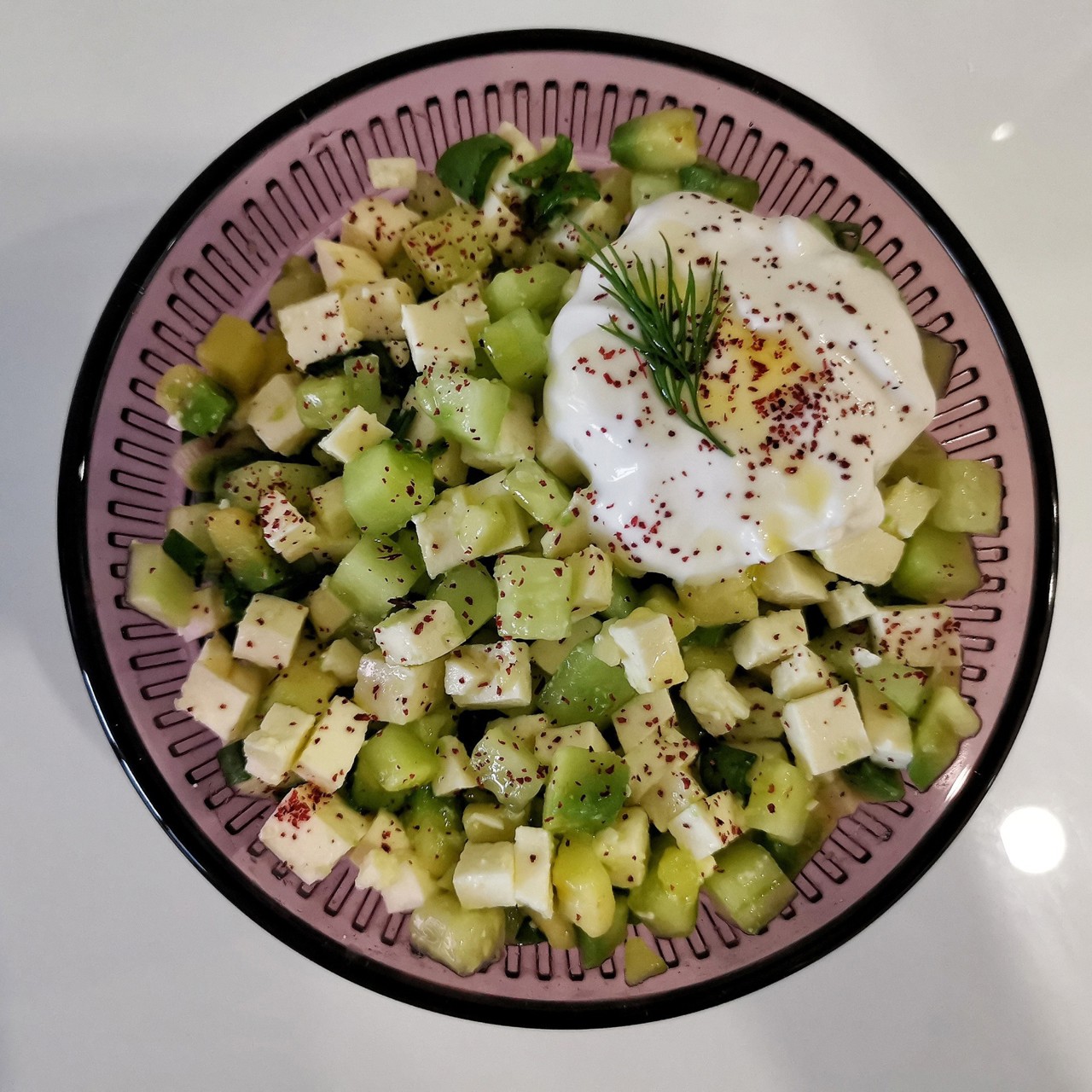 Нежный салат с адыгейским сыром