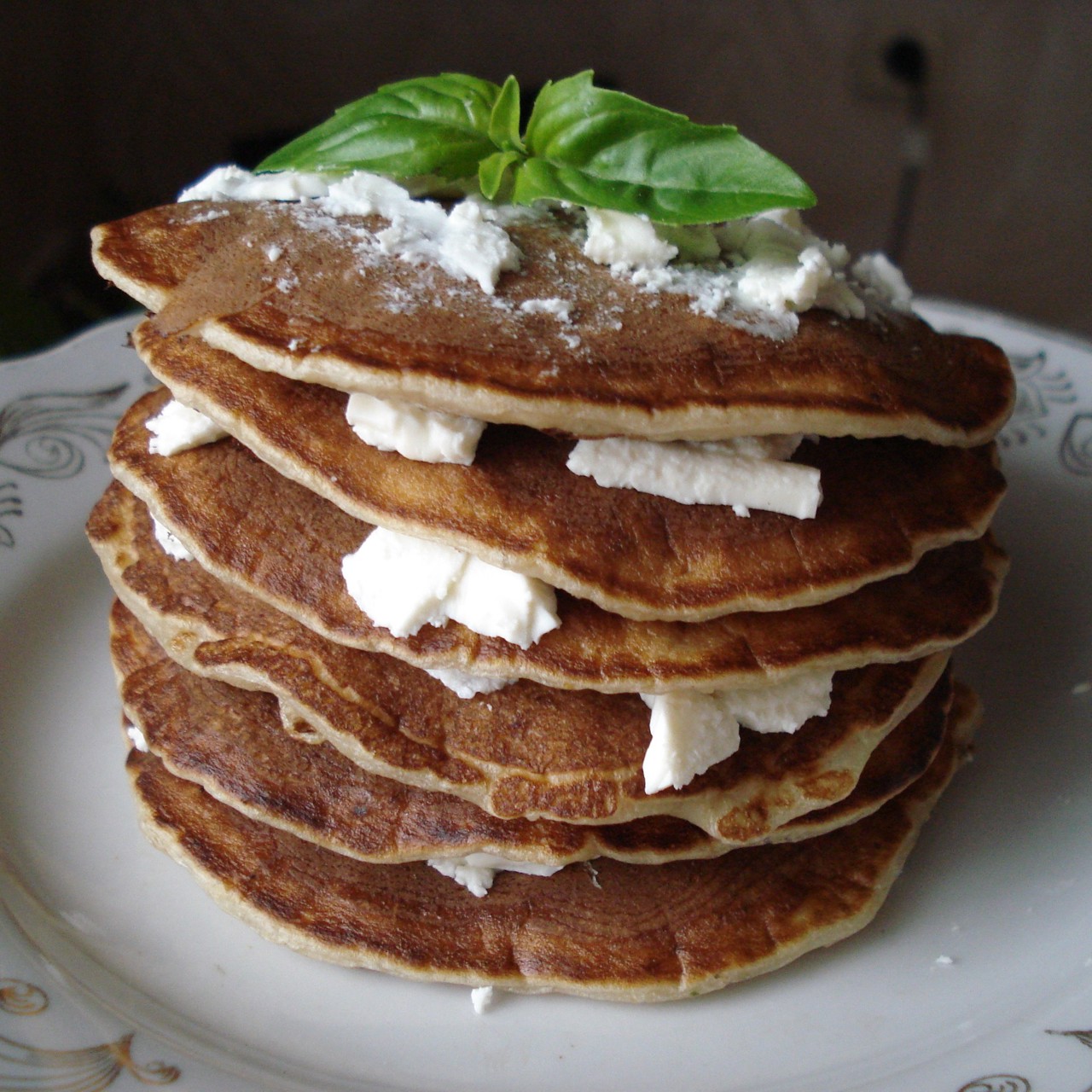Низкокалорийные овсяные панкейки с сыром фета