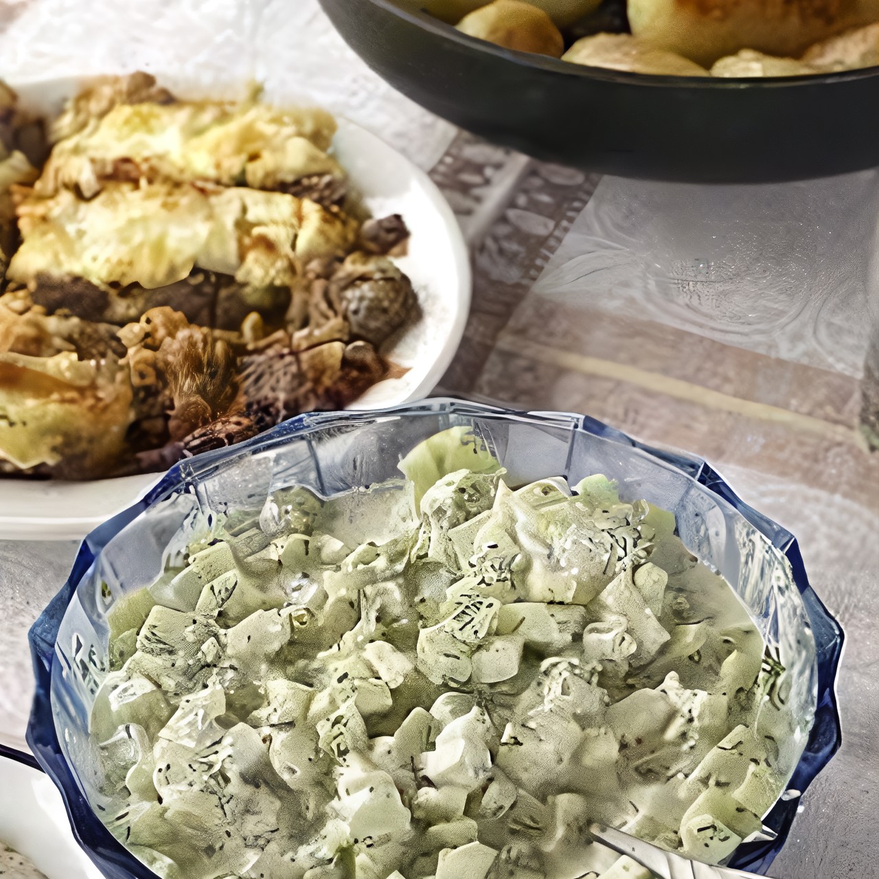 Огуречный салат со сметаной и чесноком