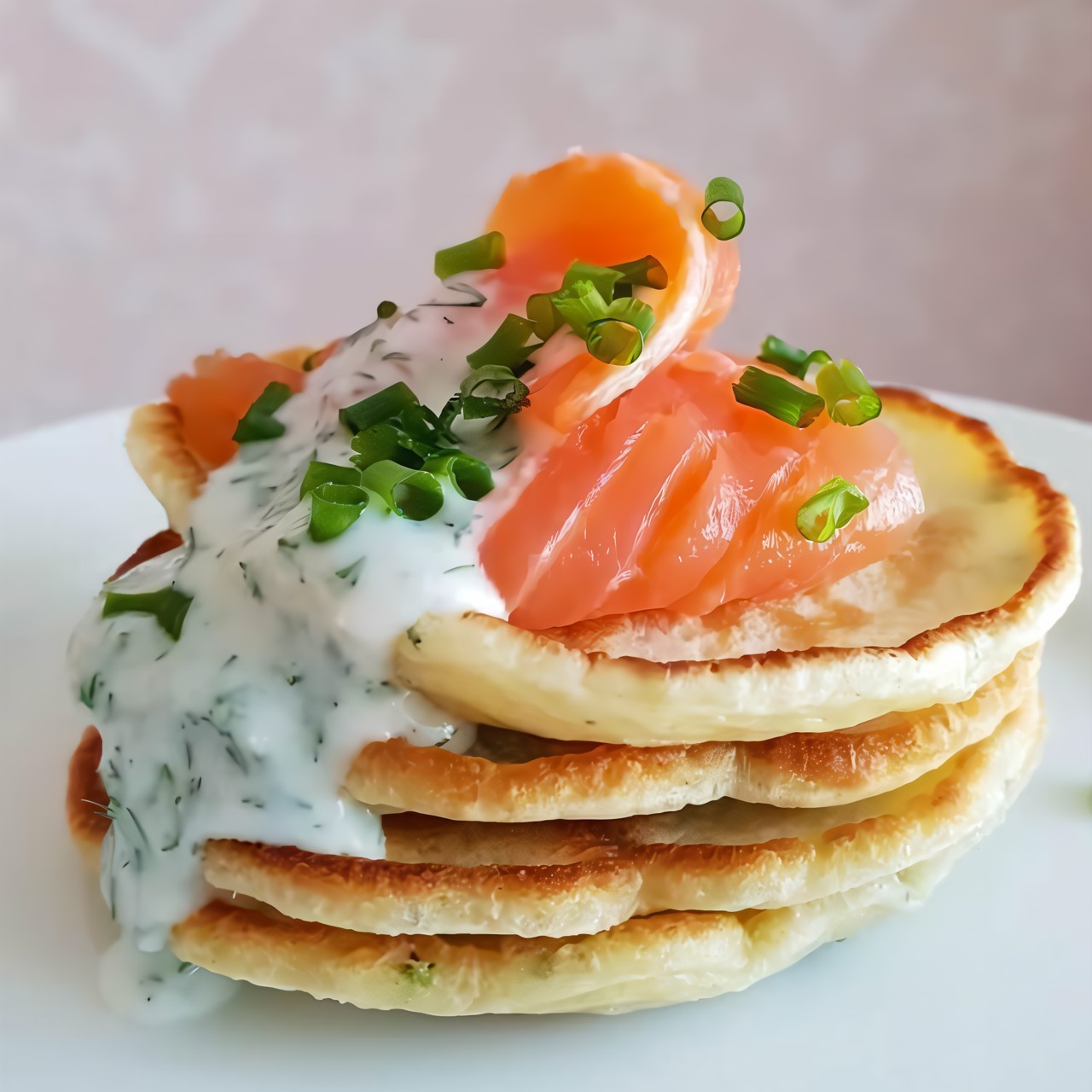 Оладьи с зеленью, с лососем и соусом из хрена и кефира