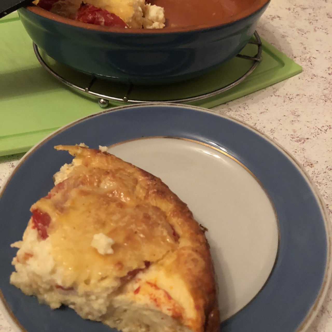 Омлет с сыром и помидорами