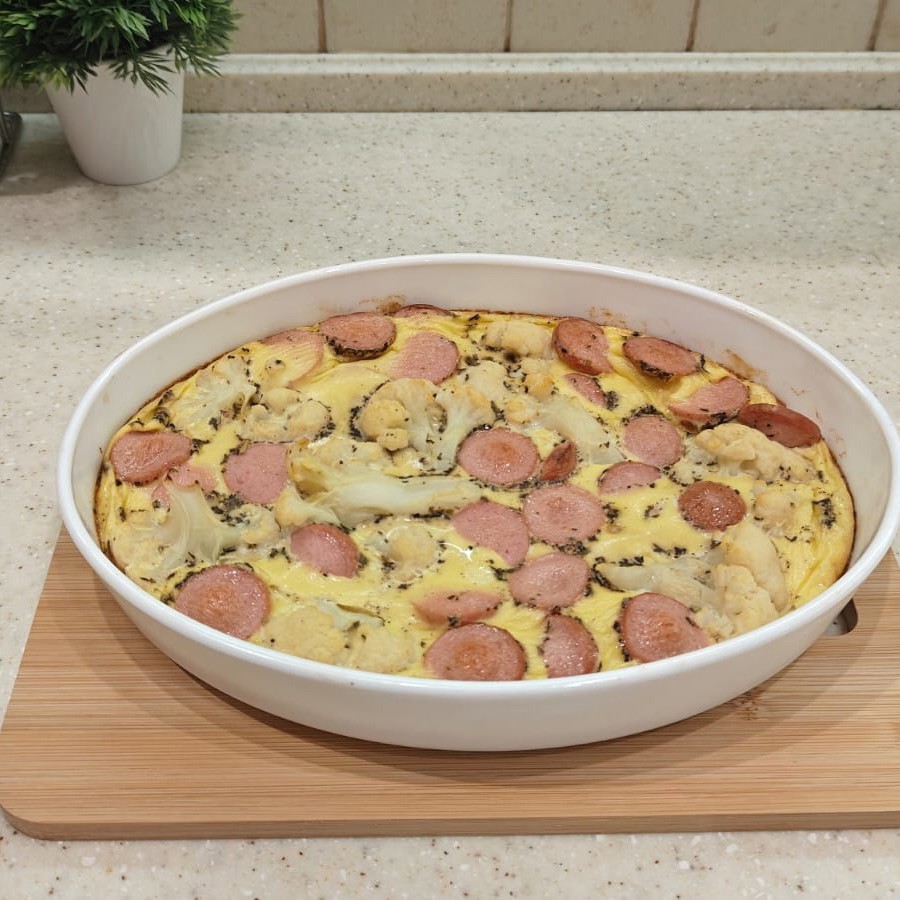 Омлет в духовке с сосисками и цветной капустой