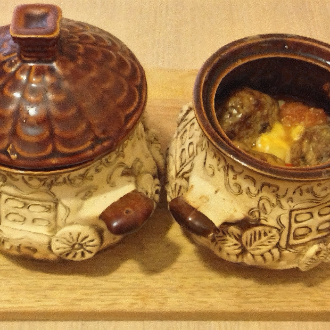 Острые котлеты с кумином, запеченые в горшочках с картофелем