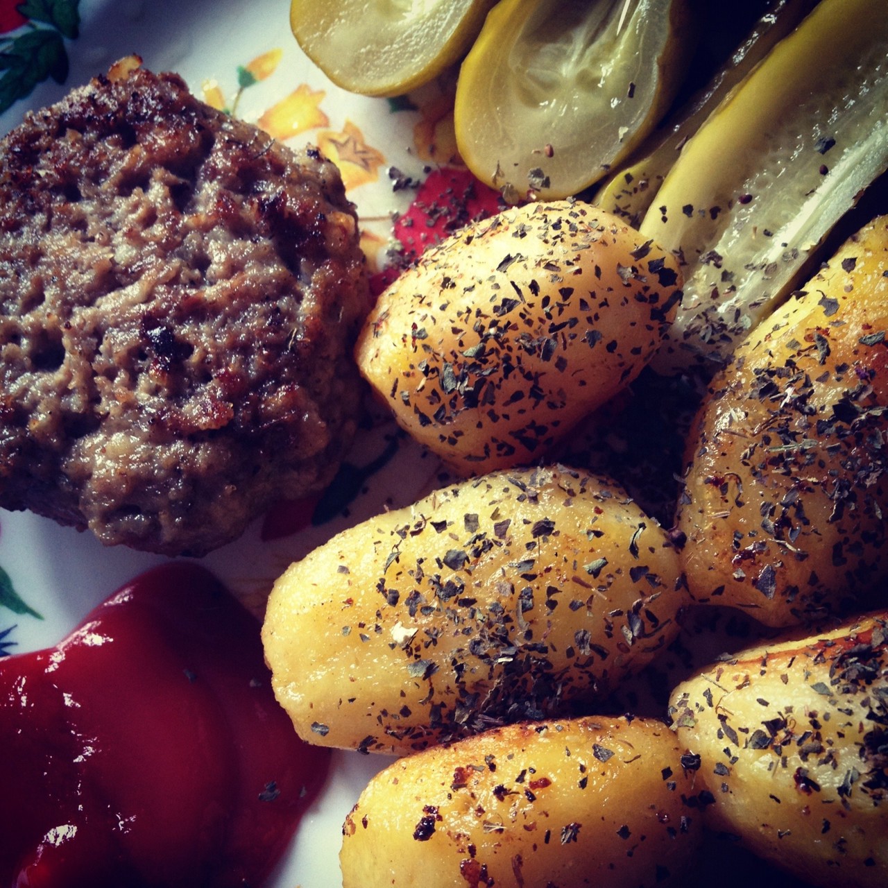 Отварной картофель с мясными ежиками