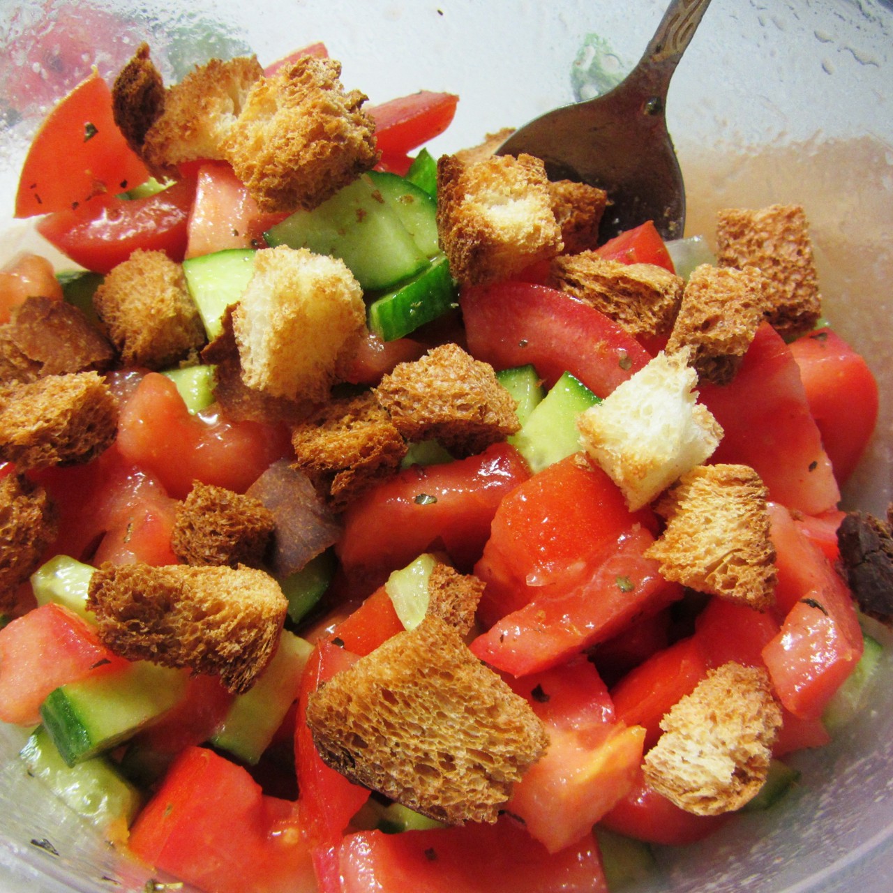 Овощной салат с гренками и уксусной заправкой