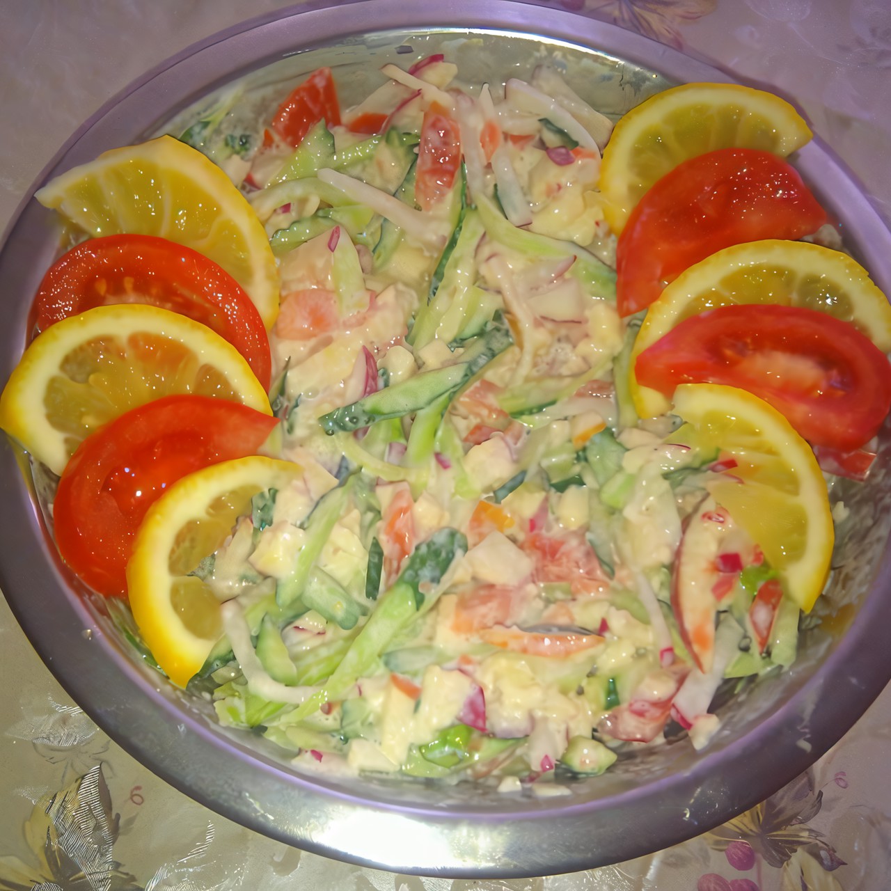 Овощной салат с яблоком и сметаной