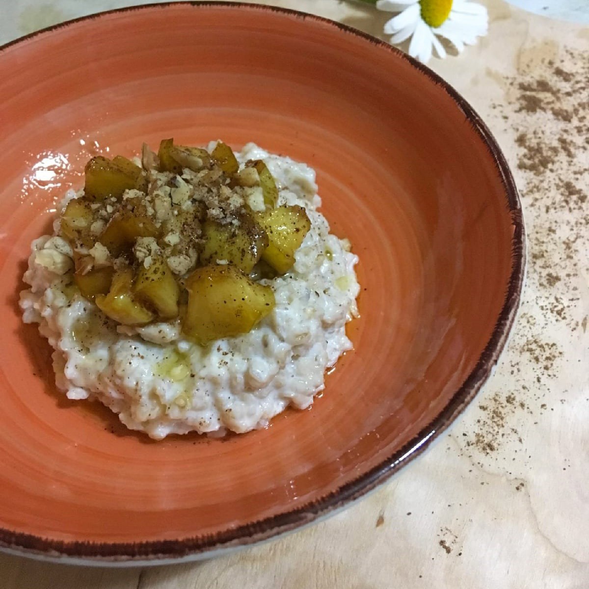 Овсяная каша с карамелизированными яблоками