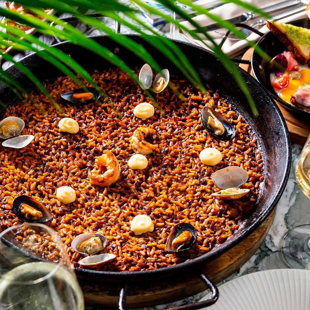 Паэлья с мидиями, креветками и ракушками