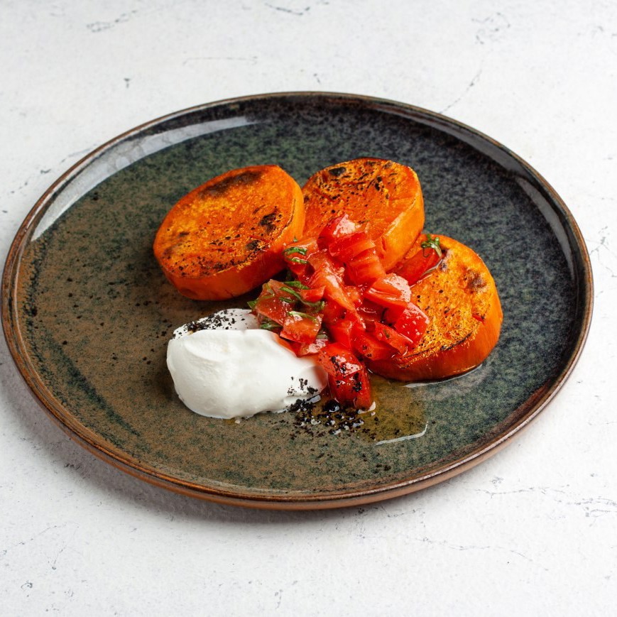 Панкейки из батата с постной сметаной и помидорами конкасе