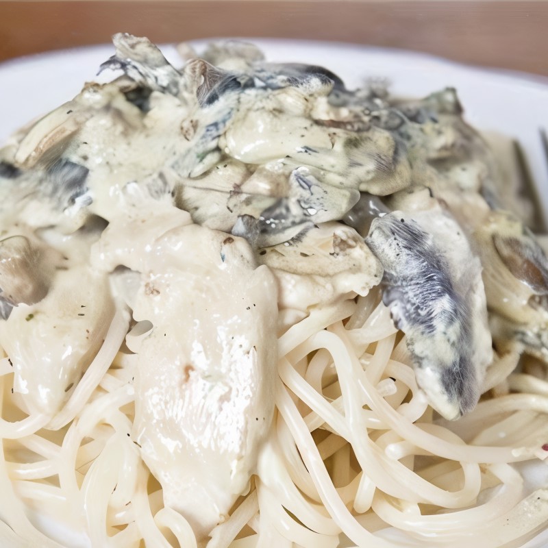 Паста с грибами и курицей в сливочном соусе