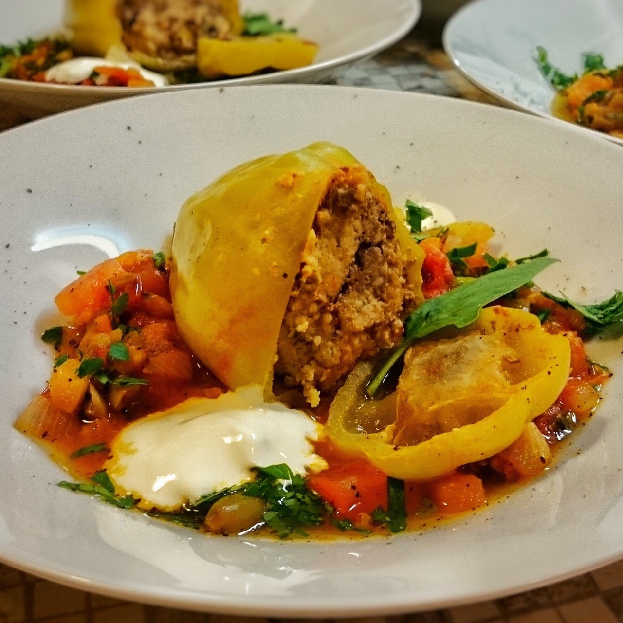 Перцы фаршированные печенью и мясом индейки с овощной сальсой